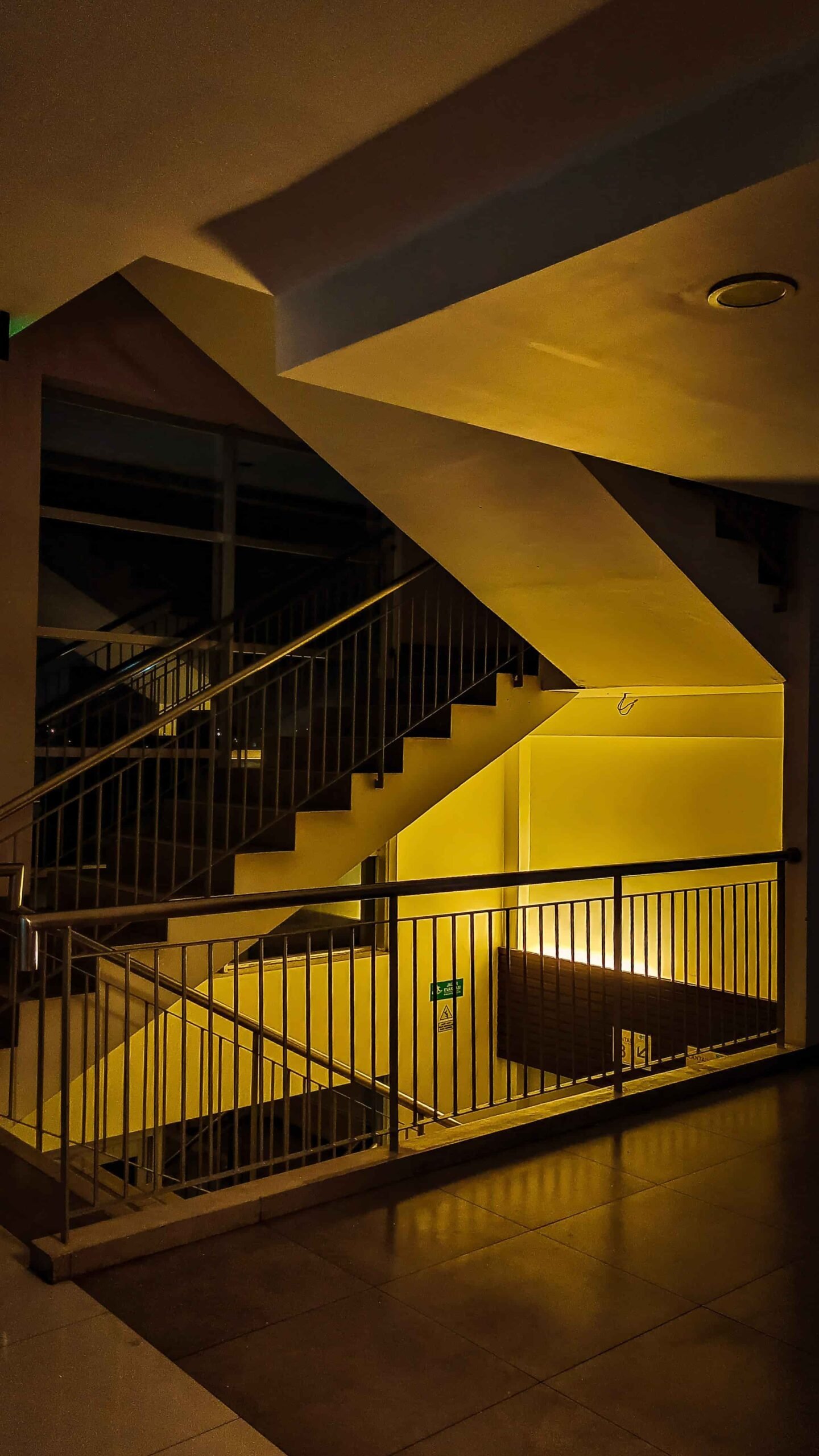 Iluminación LED en zonas comunes de una comunidad